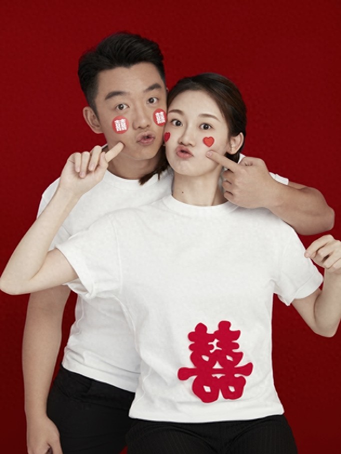 郑恺苗苗官宣结婚,两人手持结婚证肚子上贴“囍”