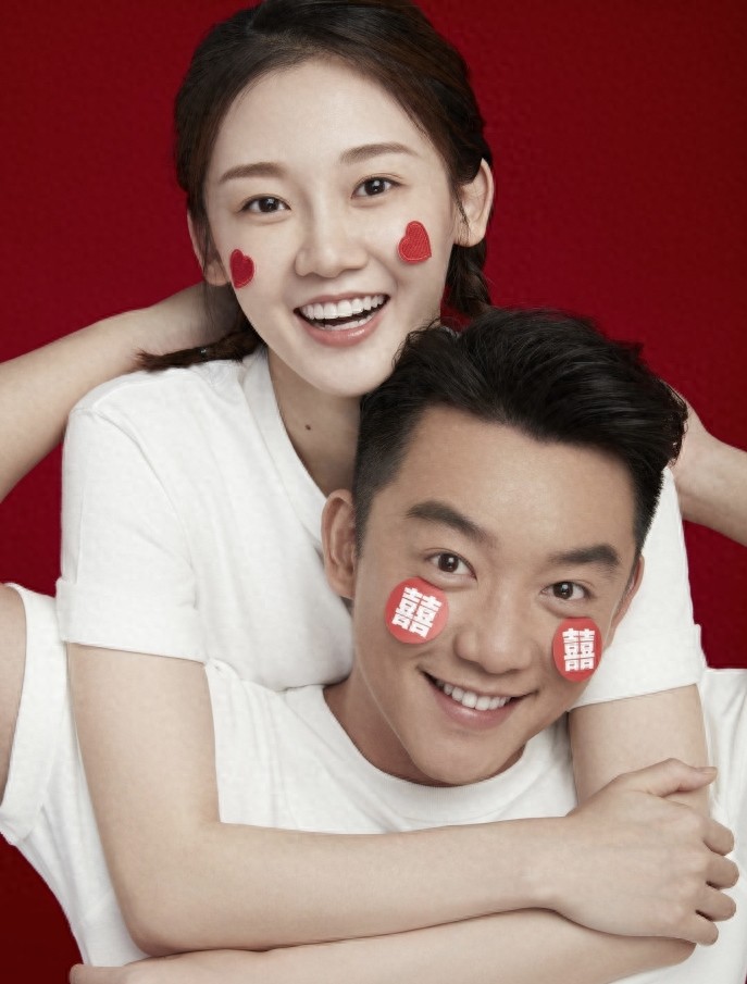 郑恺苗苗官宣结婚,两人手持结婚证肚子上贴“囍”