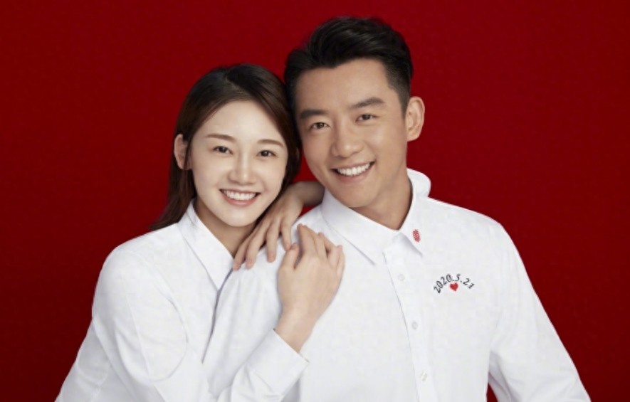 郑恺苗苗官宣结婚,两人手持结婚证肚子上贴“囍”