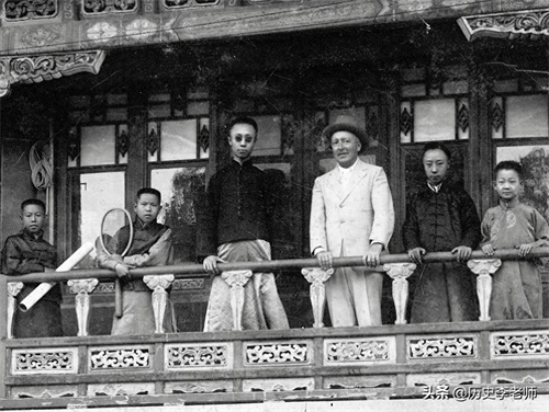 晚清太监真实相貌：相貌堂堂，图3太监将珍妃投井，图7才是李莲英