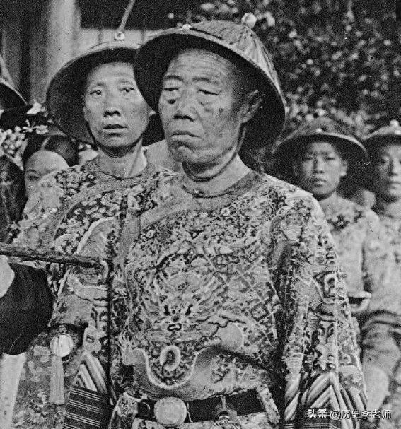 晚清太监真实相貌：相貌堂堂，图3太监将珍妃投井，图7才是李莲英