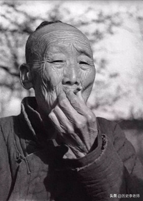 晚清太监真实相貌：相貌堂堂，图3太监将珍妃投井，图7才是李莲英