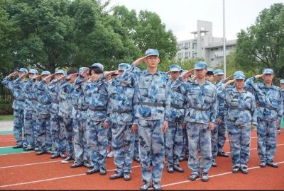 ​女学生军训跳舞肩带滑落走光，后仍尬舞引热议，10秒视频被疯传