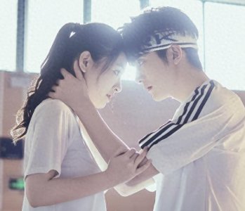 ​张新成从背后抱住吴倩，有谁注意吴倩说了什么？关系好坏很明显！