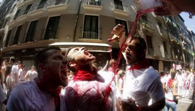 ​晒西班牙奔牛节 被狂牛戳穿裆部