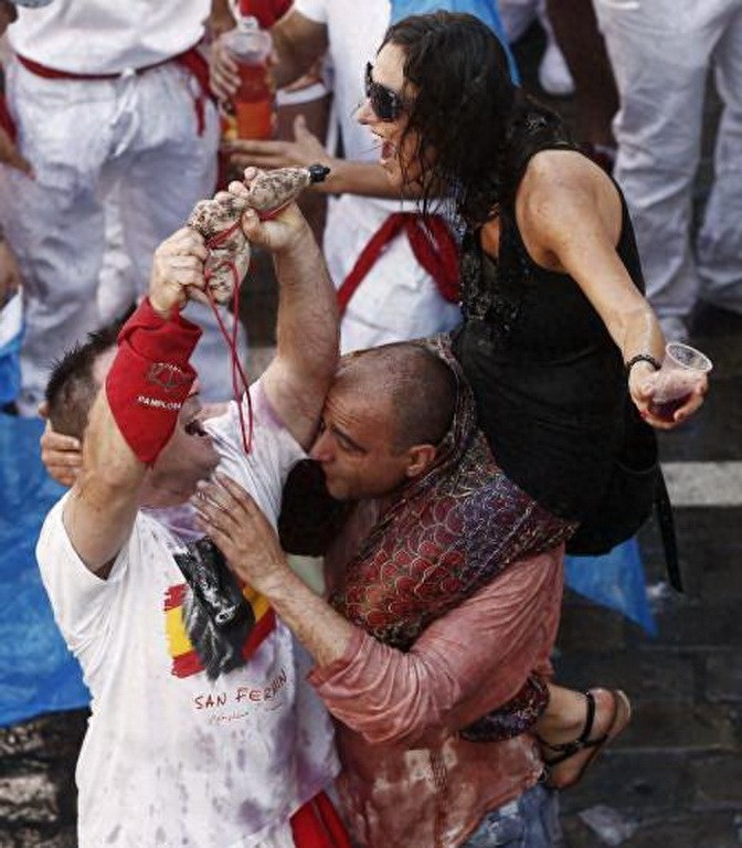 晒西班牙奔牛节 被狂牛戳穿裆部