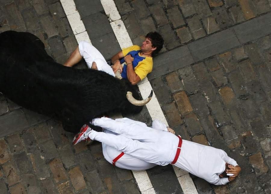 晒西班牙奔牛节 被狂牛戳穿裆部