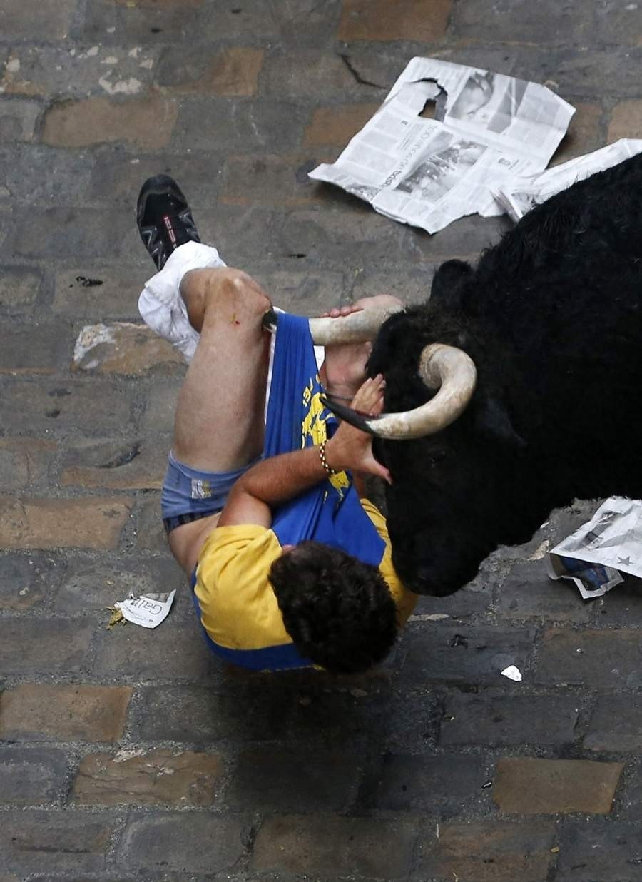 晒西班牙奔牛节 被狂牛戳穿裆部