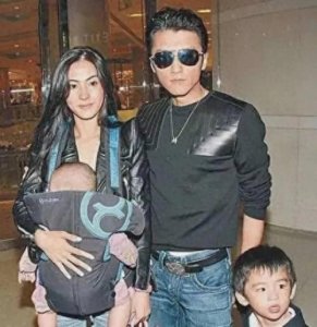 ​谢霆锋与16岁长子回归香港：网友挖苦言辞惹热议！