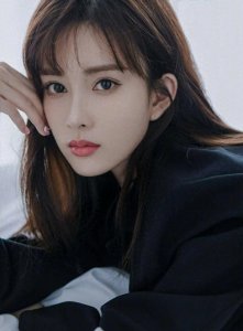 ​孟子义否认整容，用透明胶拉扯鼻头自证真相