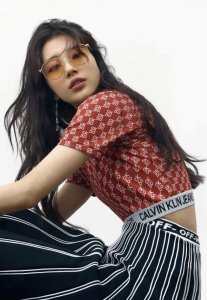 ​168cm裴秀智和162cmIU李知恩，同为墨镜造型，身高不影响气场？