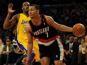 他绰号“黄曼巴”，曾被誉为科比之后的第一分卫！