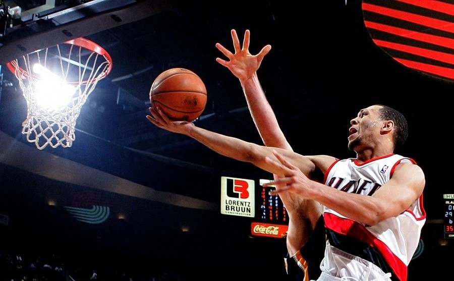 他绰号“黄曼巴”，曾被誉为科比之后的第一分卫！