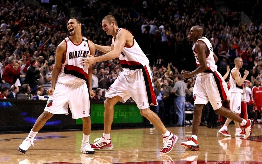 他绰号“黄曼巴”，曾被誉为科比之后的第一分卫！