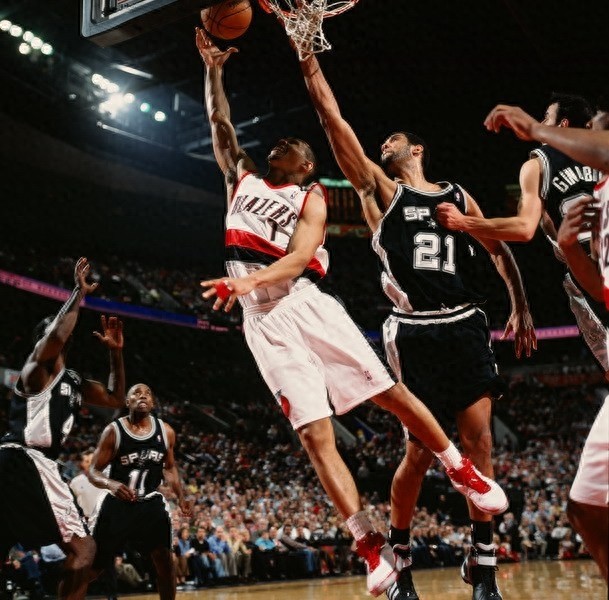 他绰号“黄曼巴”，曾被誉为科比之后的第一分卫！