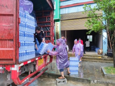 ​暖心！志愿者为松桃受灾群众送温暖