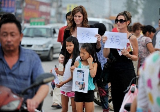 实拍:被领养到美国的女孩回国寻亲过程