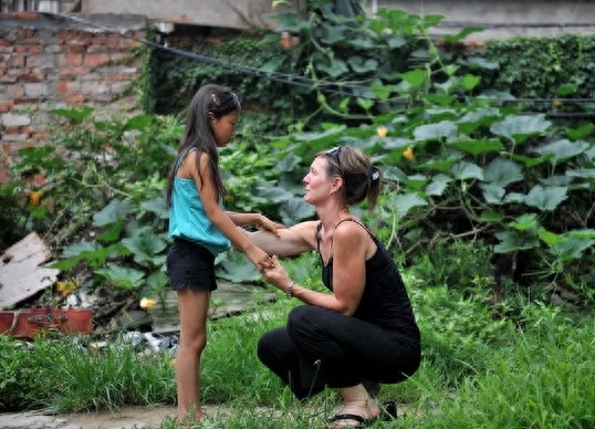 实拍:被领养到美国的女孩回国寻亲过程