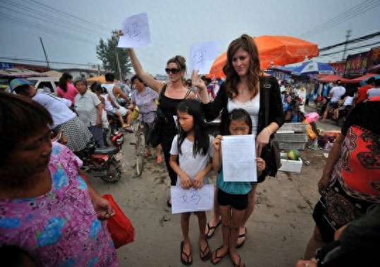 实拍:被领养到美国的女孩回国寻亲过程