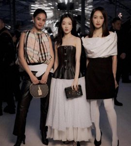 ​周冬雨时装周引争议，被指全程臭脸不配合，遭富婆公开吐槽。