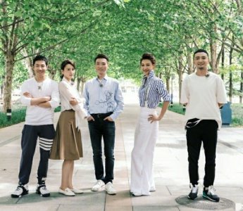 ​央视主持人大片曝光！43岁李梓萌精致有气场，个子比康辉都要高