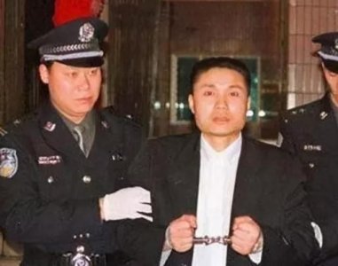 ​长着国字脸的第一悍匪却拥有多名情妇，一个比一个漂亮