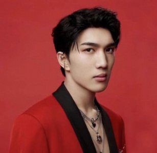 ​韩佩泉遭网暴，直播跳楼以明志，现已获救