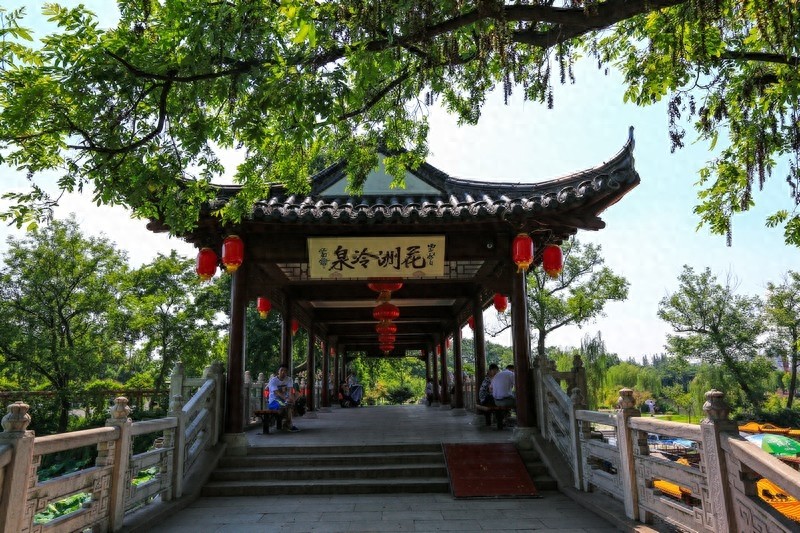 “寺院山门朝西开,见寺见塔不见山”千年古刹江苏镇江金山寺