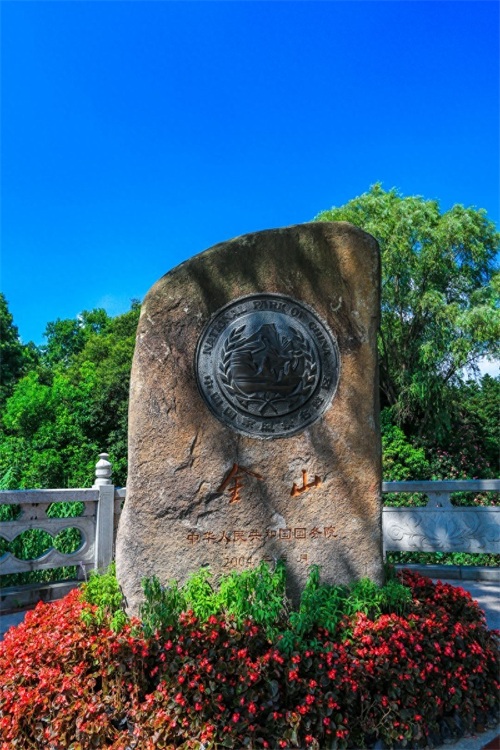 “寺院山门朝西开,见寺见塔不见山”千年古刹江苏镇江金山寺