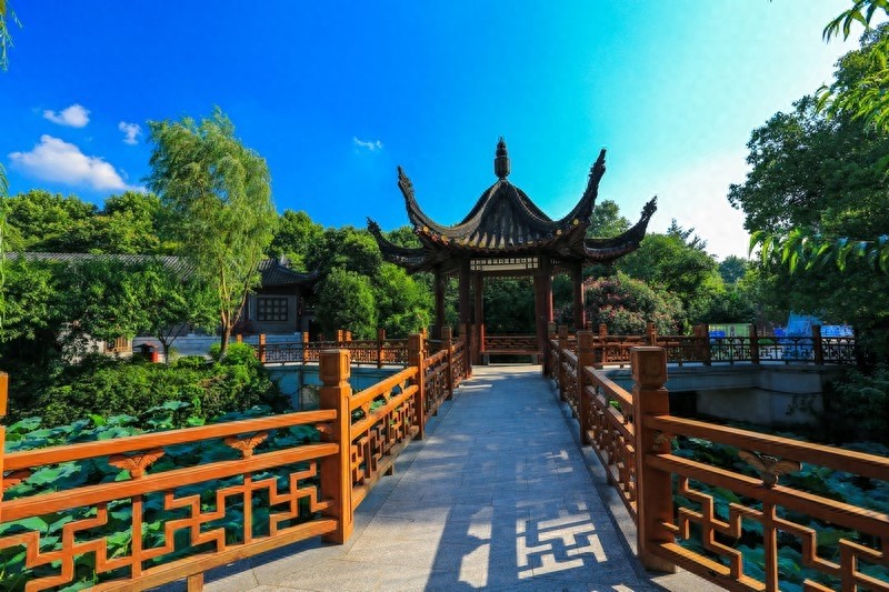 “寺院山门朝西开,见寺见塔不见山”千年古刹江苏镇江金山寺