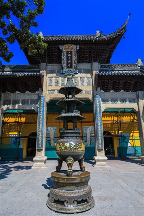 “寺院山门朝西开,见寺见塔不见山”千年古刹江苏镇江金山寺