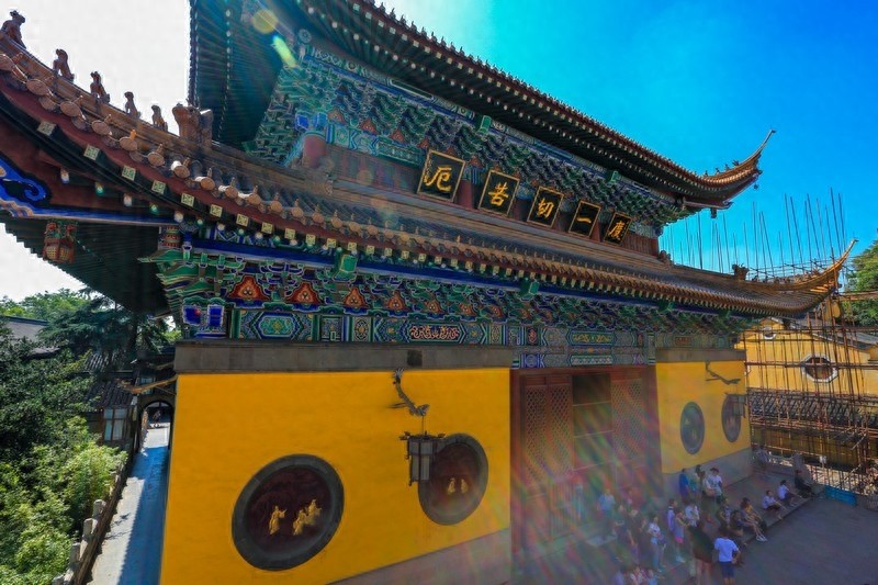 “寺院山门朝西开,见寺见塔不见山”千年古刹江苏镇江金山寺