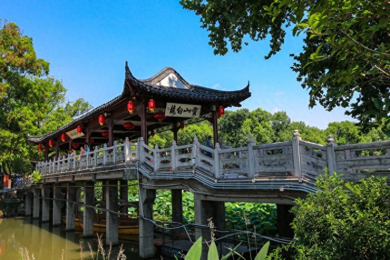 “寺院山门朝西开,见寺见塔不见山”千年古刹江苏镇江金山寺