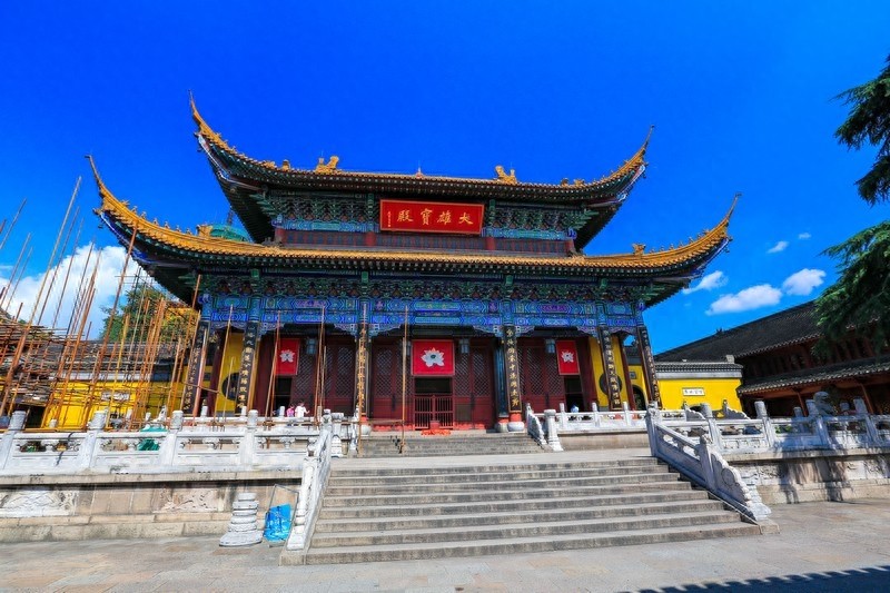 “寺院山门朝西开,见寺见塔不见山”千年古刹江苏镇江金山寺