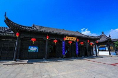 ​“寺院山门朝西开，见寺见塔不见山”千年古刹江苏镇江金山寺