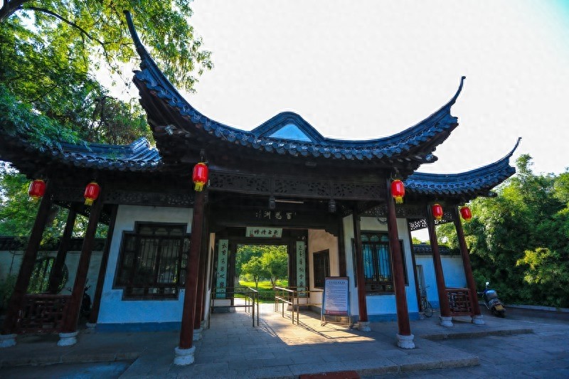 “寺院山门朝西开,见寺见塔不见山”千年古刹江苏镇江金山寺