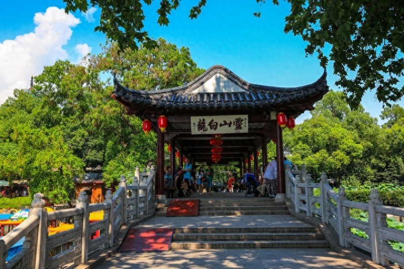 “寺院山门朝西开,见寺见塔不见山”千年古刹江苏镇江金山寺