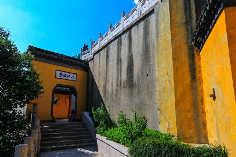 “寺院山门朝西开,见寺见塔不见山”千年古刹江苏镇江金山寺