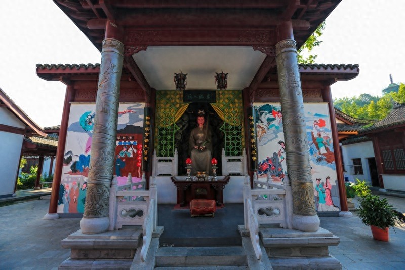 “寺院山门朝西开,见寺见塔不见山”千年古刹江苏镇江金山寺