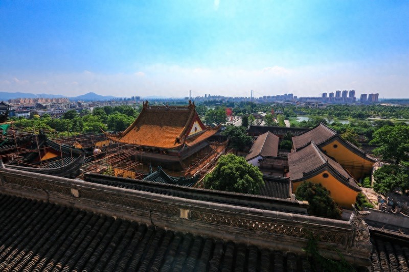 “寺院山门朝西开,见寺见塔不见山”千年古刹江苏镇江金山寺