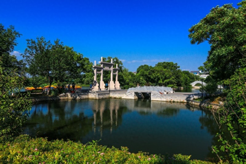 “寺院山门朝西开,见寺见塔不见山”千年古刹江苏镇江金山寺