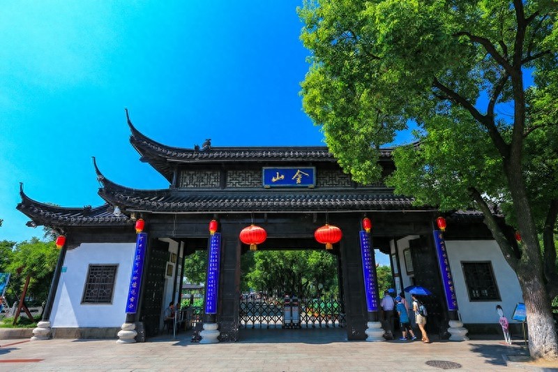 “寺院山门朝西开,见寺见塔不见山”千年古刹江苏镇江金山寺