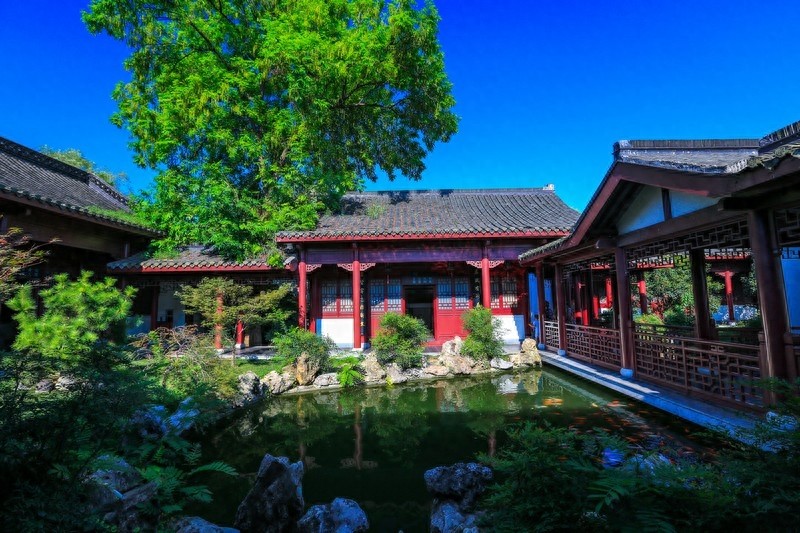 “寺院山门朝西开,见寺见塔不见山”千年古刹江苏镇江金山寺