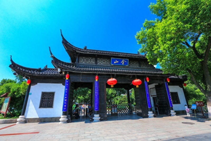 “寺院山门朝西开,见寺见塔不见山”千年古刹江苏镇江金山寺