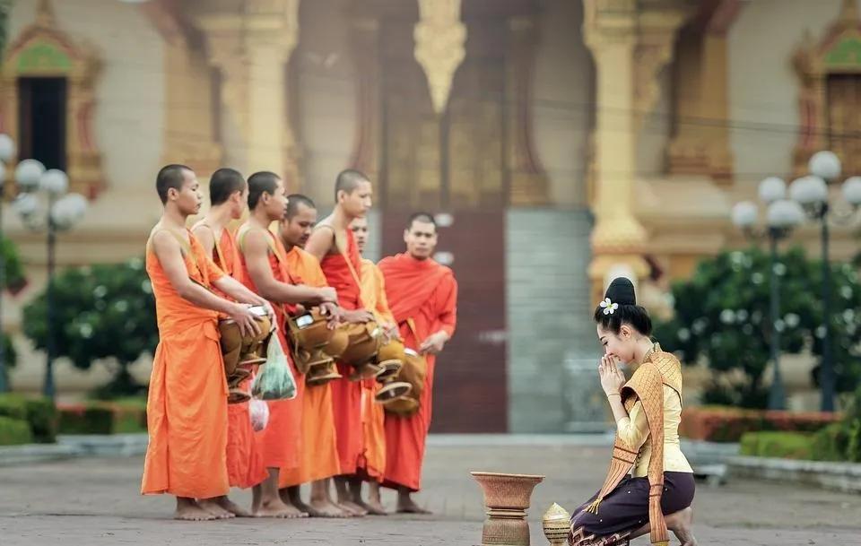 初一十五上香有什么说法(为什么初一十五要上香的规矩)(图2) 初一十五上香有什么说法(为什么初一十五要上香的规矩)(图2)