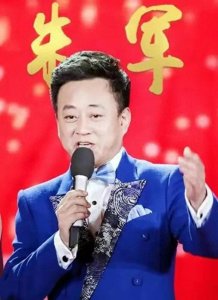 ​朱军：春晚21载荣光，事业巅峰时陷性骚扰风波，胜诉却失口碑