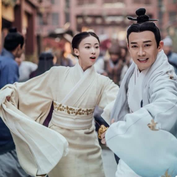 他演了十年配角，今主演《皓镧传》大火，热度赶超朱一龙