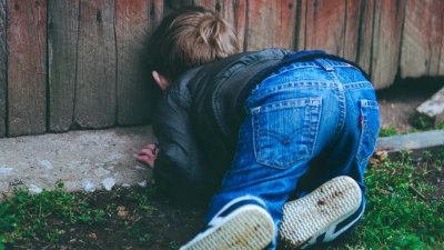 ​孩子的蛋蛋出现这种情况，必须6小时内手术，否则只能割蛋救命