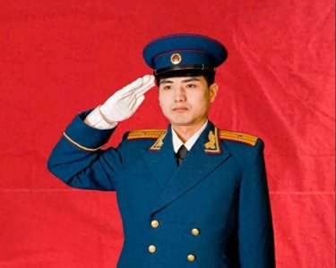 ​1955年授衔时校官发放军礼服，少校和中校差一点与军礼服失之交臂