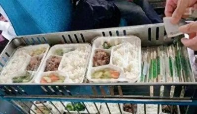 ​30元盒饭变10元，为何乘客吃泡面？列车餐车背后的“隐形门槛”